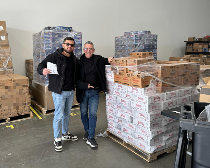 צוות פרופיטזון במחסן בארה״ב